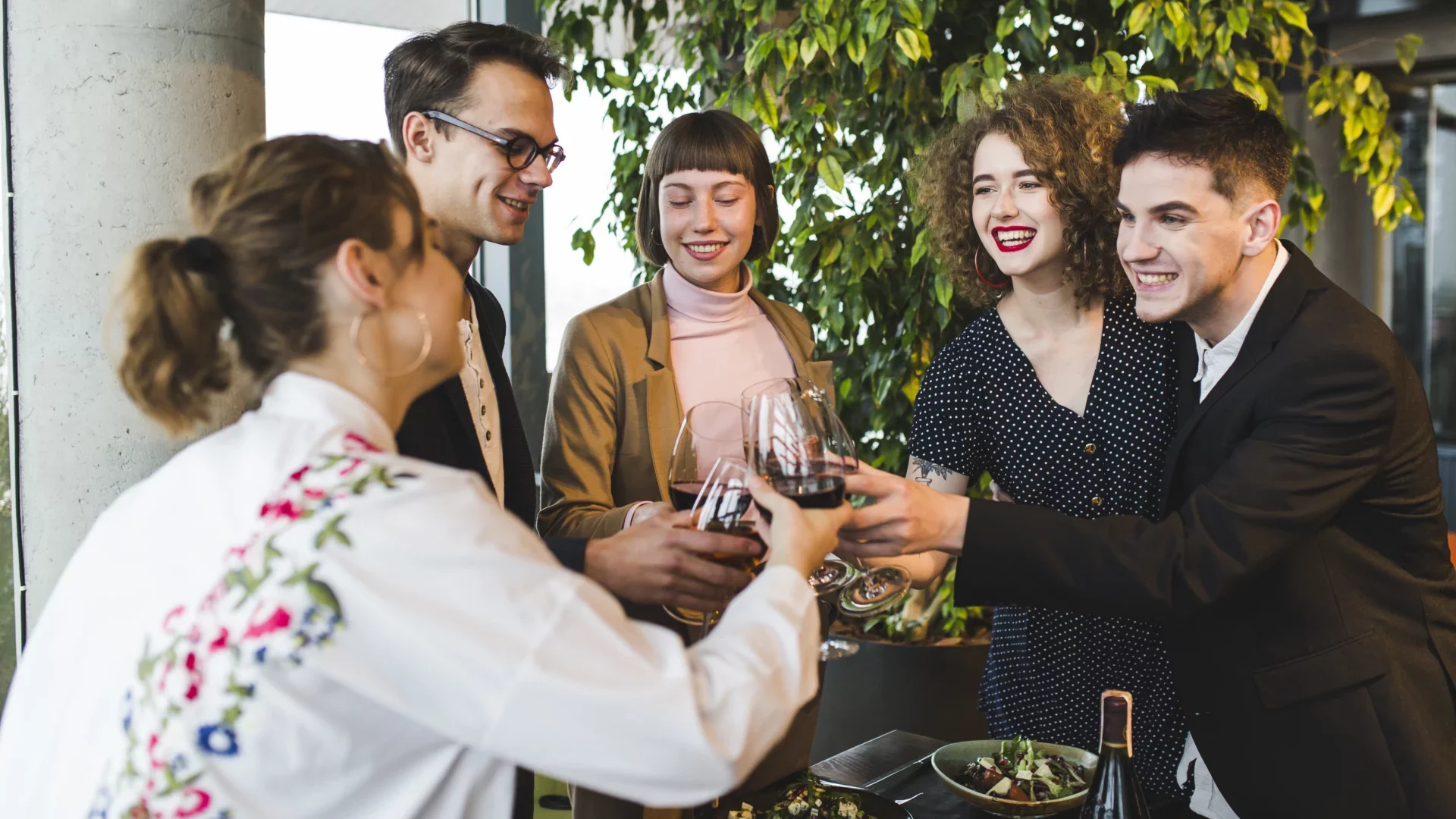 Verre entre collègue lors d'une fête de fin d'année pour fidéliser et fédérer