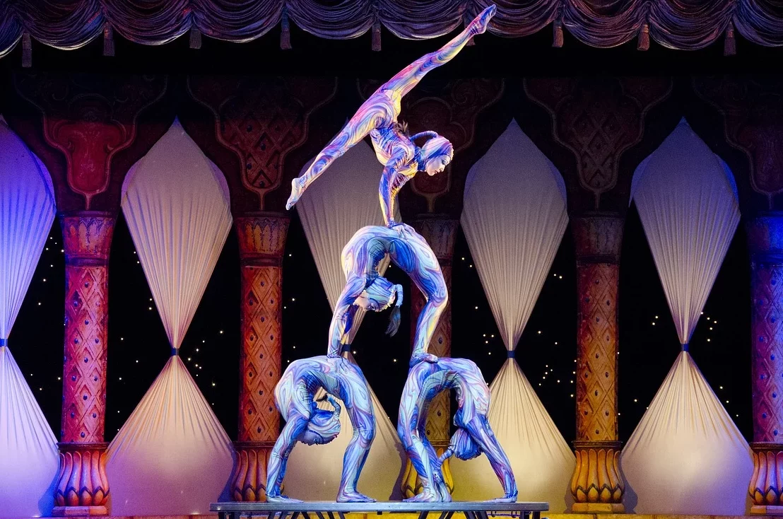 Acrobates Spectacle Cirque Arbre de Noël agence événementielle Paris