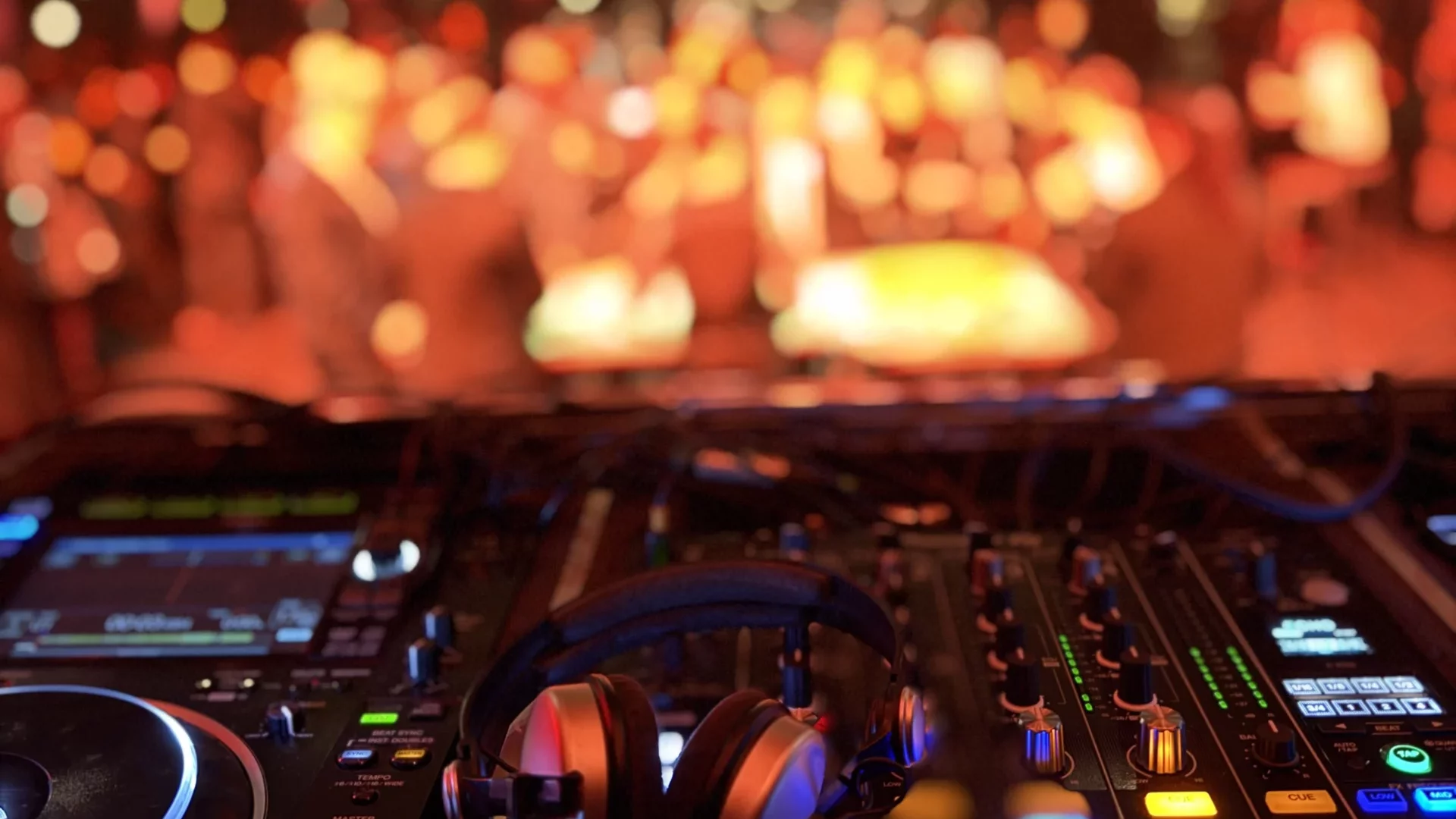 DJ lors d'une soirée d'entreprise organisée par BlackTrombone à Paris